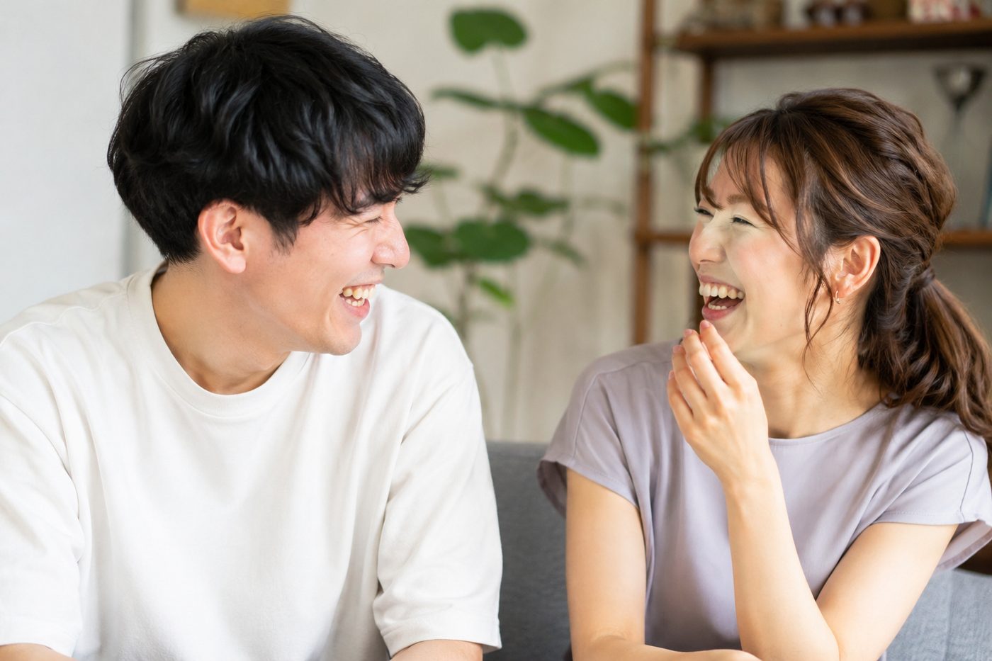 笑い合う男女